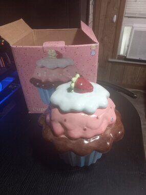 NIB Cupcake Cookie Jar